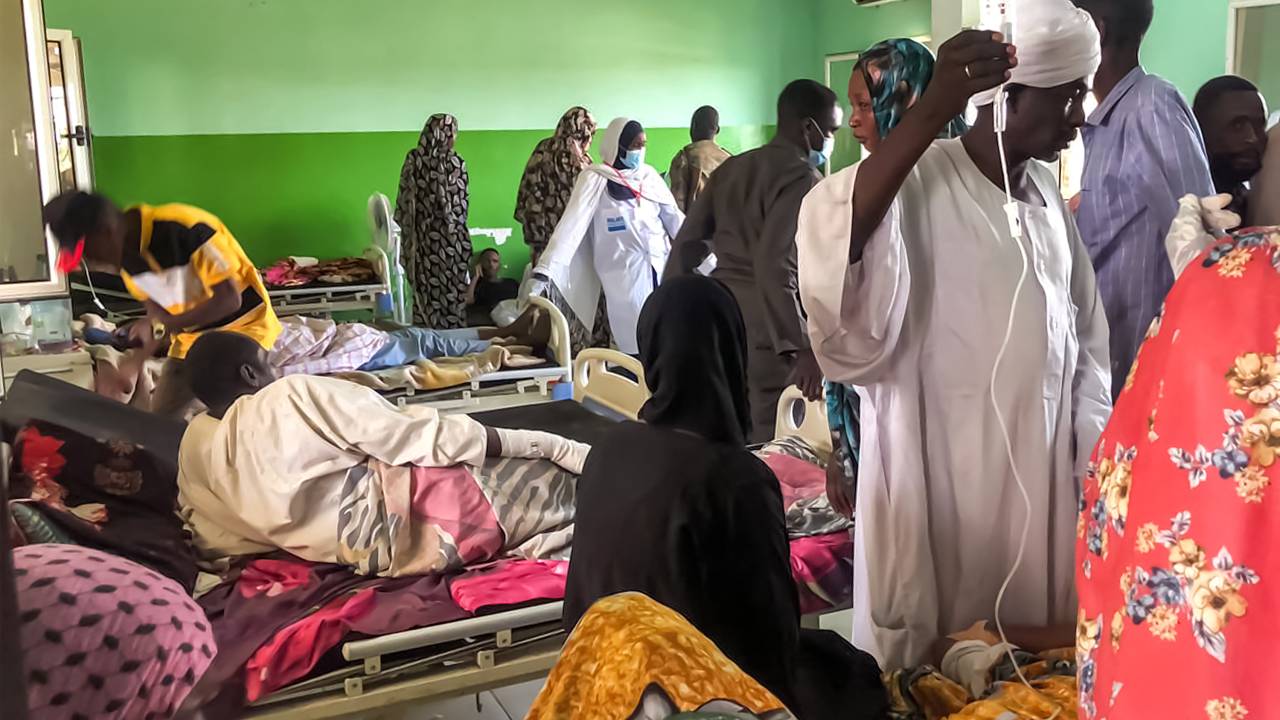 A handout picture taken on April 19, 2023 and obtained from Doctors Without Borders (MSF) on April 21 shows a crowded ward at a hospital in El Fasher in Sudan's North Darfur region, where multiple people have been wounded in ongoing battles there. - In Darfur, some 800 kilometres (500 miles) southwest of Khartoum, MSF said the situation was "catastrophic" as the forces of two rival generals continued to fight intense street battles in the capital Khartoum, with both warring parties ignoring appeals for an end-of-Ramadan ceasefire. (Photo by Ali SHUKUR / Médecins sans Frontières (MSF) / AFP) / RESTRICTED TO EDITORIAL USE - MANDATORY CREDIT "AFP PHOTO /Medecins sans Frontieres (MSF) " - NO MARKETING NO ADVERTISING CAMPAIGNS - DISTRIBUTED AS A SERVICE TO CLIENTS