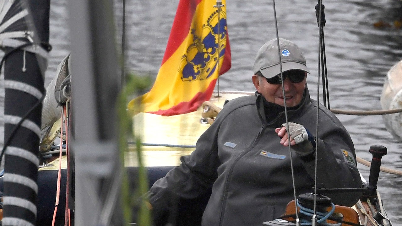 Spain's former King Juan Carlos I sits onboard his "Bribon" boat after sailing in Sanxenxo, northern Spain on April 21, 2023. - The 85-year-old Spain's disgraced former king Juan Carlos returned home on April 19 to attend a regatta, for only the second time since he moved to Abu Dhabi in 2020 amid fraud investigations. (Photo by MIGUEL RIOPA / AFP)