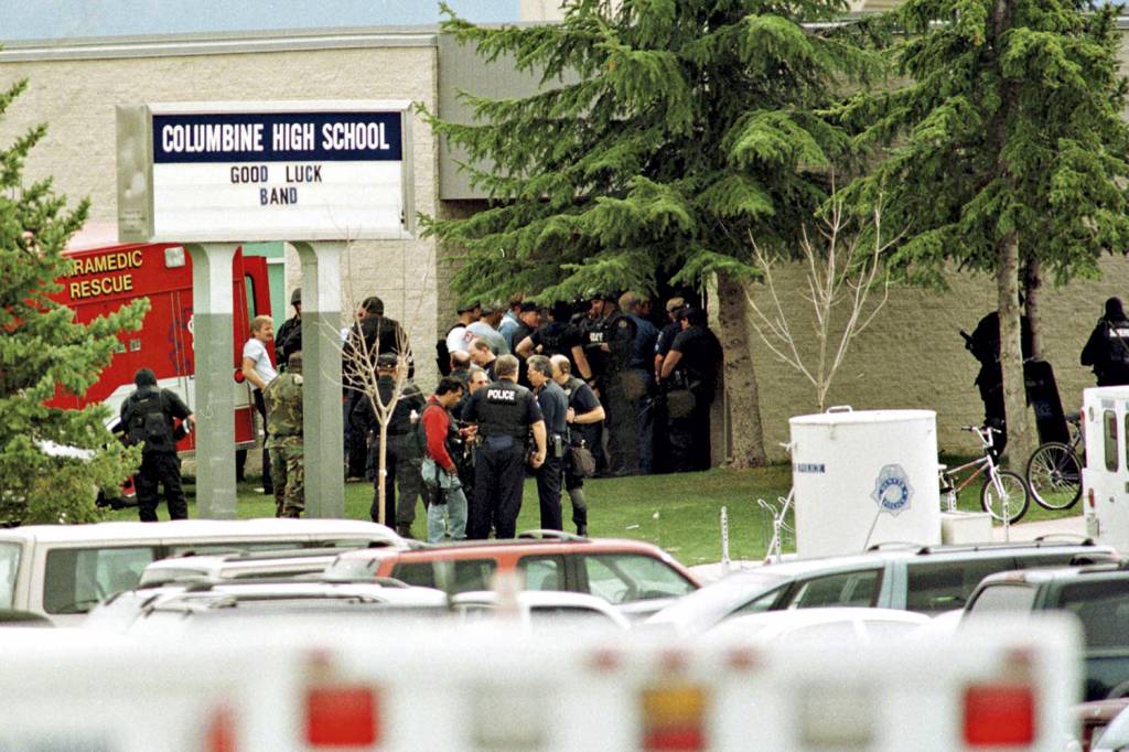 MÁ LEMBRANÇA - Columbine: massacre de 1999 mobiliza grupos na internet