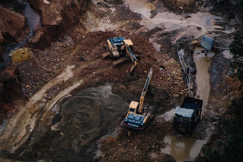 Terra afetada pelo garimpo na região amazônica -