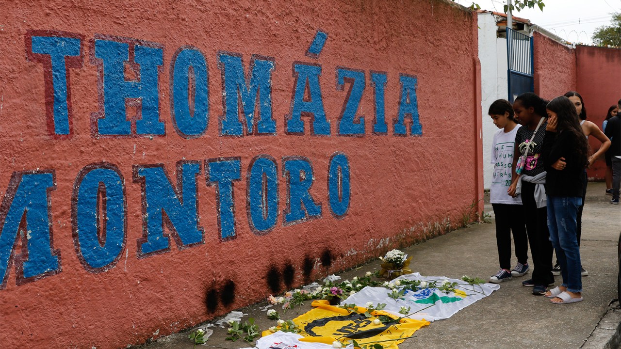 Alunos da escola estadual Thomazia Montoro e secundaristas do movimento estudantil prestam homenagens às vítimas do ataque, na porta da escola, em Vila Sônia