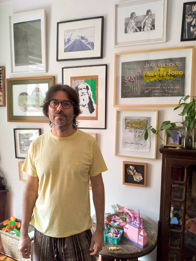 20230425_115701.jpg CULTURA DE BLINDAGEM - Desde cedo, o artista plástico Marcelo Oliveira, 52 anos, foi ensinado a manter os sentimentos guardados. “A ideia sempre foi ser o senhor de meus problemas, sem mostrá-los nem pedir ajuda”, diz ele, que, sim, tem bons companheiros, mas não costuma acioná-los quando a coisa aperta