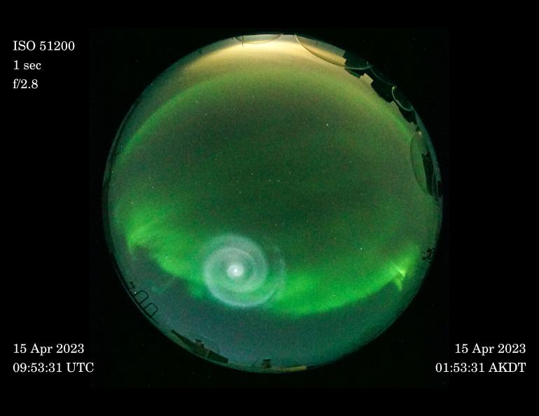 Aurora boreal em forma de espiral vista do Instituto Geofísico Fairbanks da Universidade do Alasca -