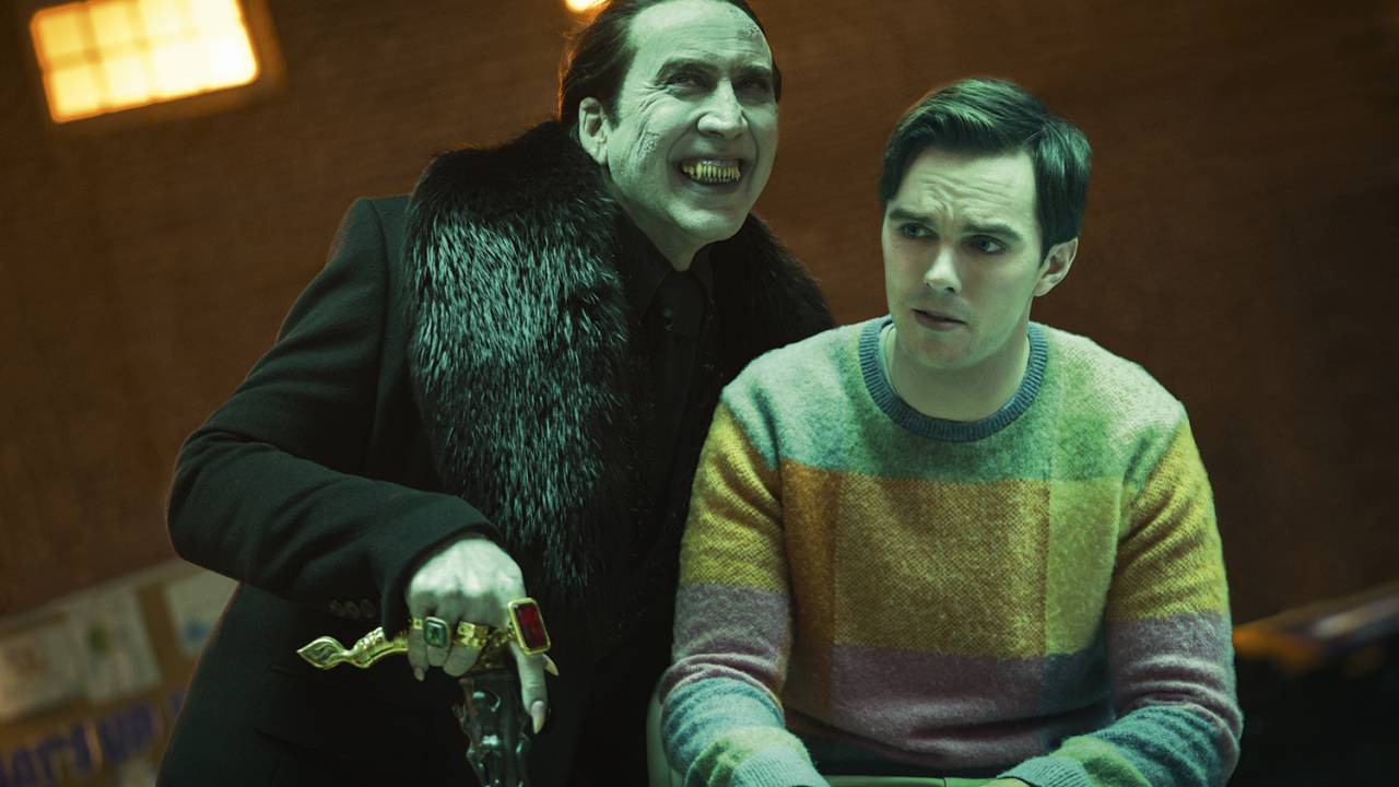 VAMPIRO DOIDÃO - Cage e Hoult, como Drácula e Renfield no filme: relação abusiva entre chefe e assistente submisso