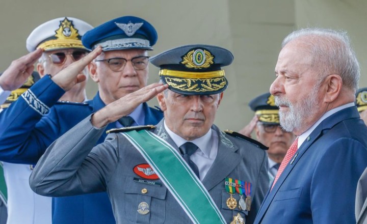 Lula segue tradição ao promover militares nas Forças Armadas