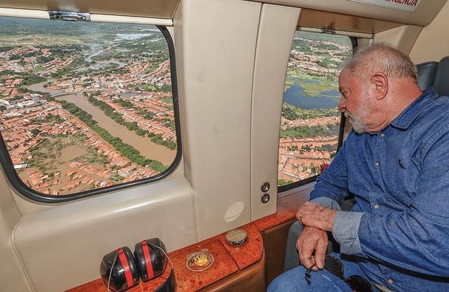 Lula sobrevoa áreas atingidas pela chuva no Maranhão