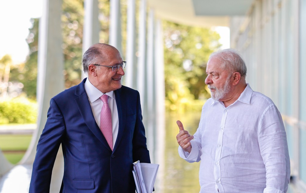 O presidente Luiz Inácio Lula da Silva conversa com o vice-presidente Geraldo Alckmin, ministro do Desenvolvimento, Indústria, Comércio e Serviços, no Palácio da Alvorada, na sexta-feira passada