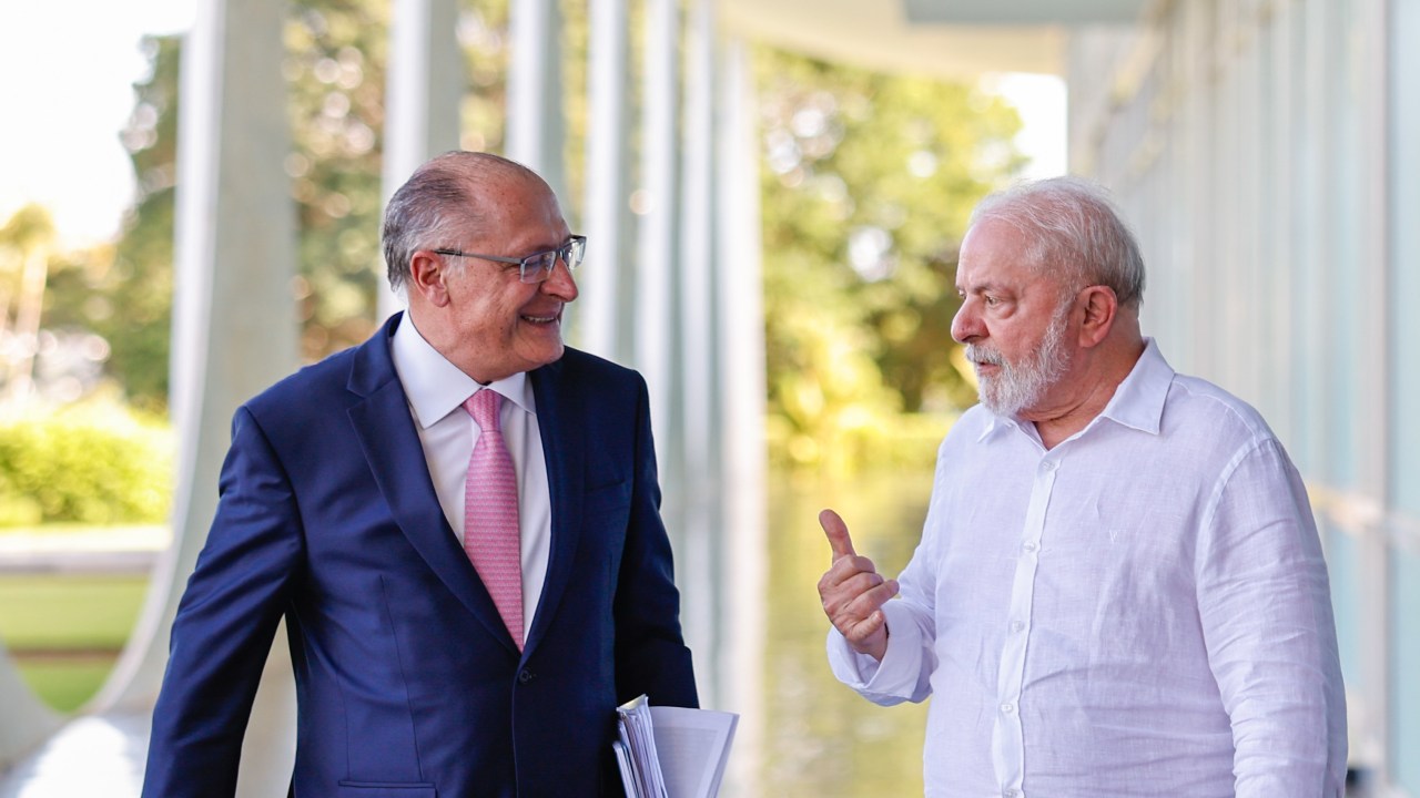 O presidente Luiz Inácio Lula da Silva conversa com o vice-presidente Geraldo Alckmin, ministro do Desenvolvimento, Indústria, Comércio e Serviços, no Palácio da Alvorada, na sexta-feira passada