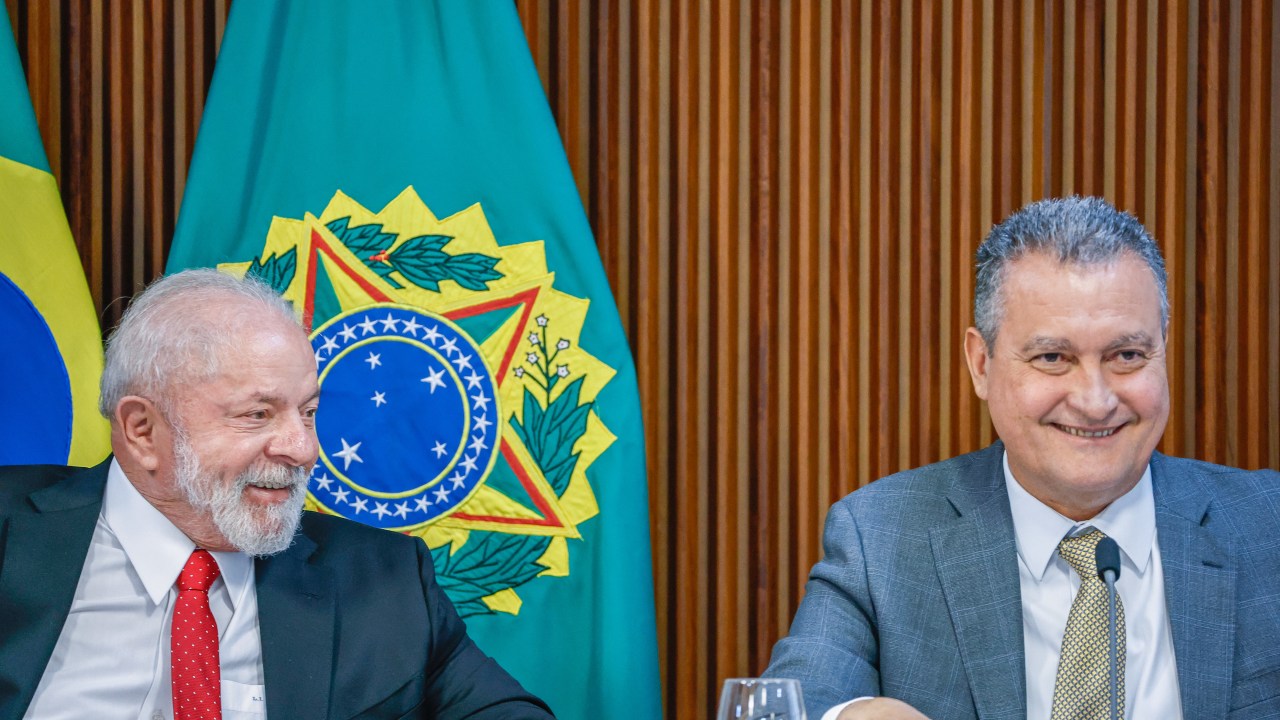 O presidente Luiz Inácio Lula da Silva participa de reunião no Palácio do Planalto ao lado do ministro da Casa Civil, Rui Costa