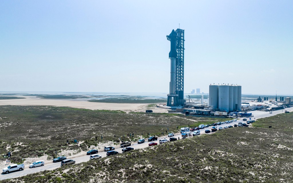 O foguete reutilizável Starship na plataforma de lançamento no estremo sul do Texas, nos Estados Unidos -