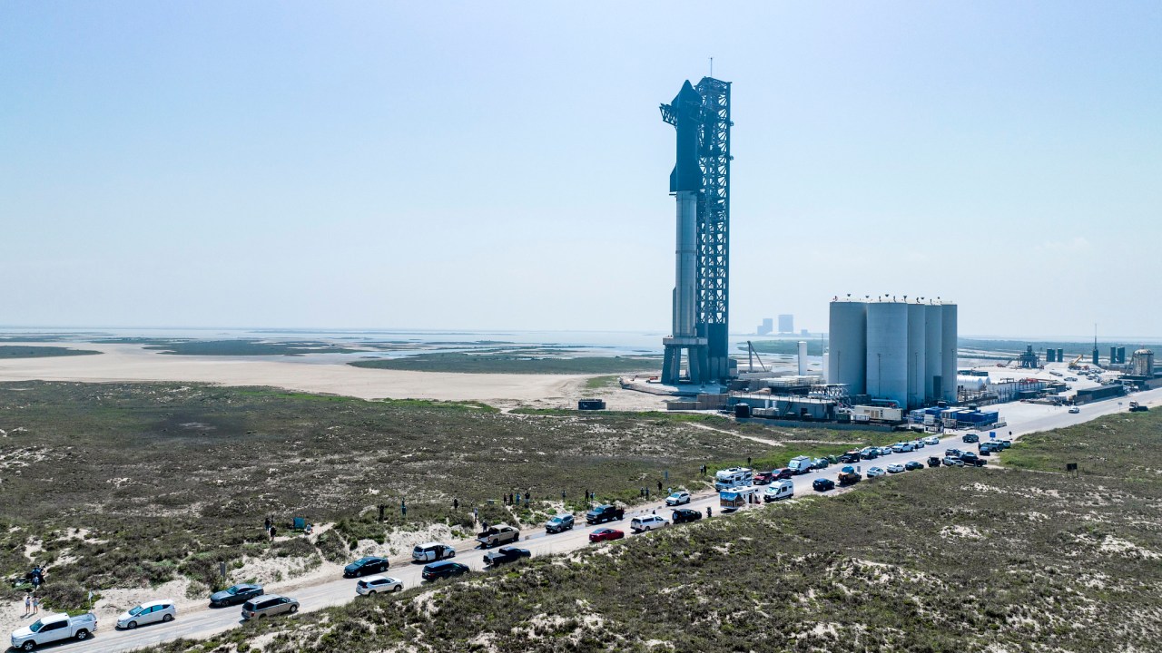 O foguete reutilizável Starship na plataforma de lançamento no estremo sul do Texas, nos Estados Unidos -