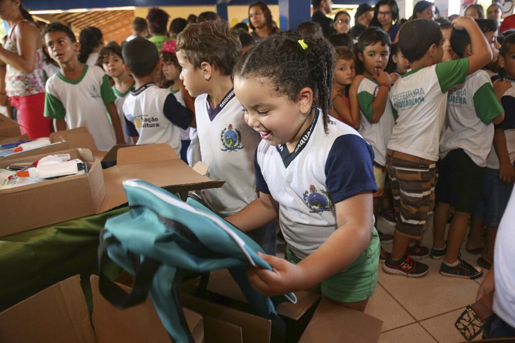RINDO À TOA - Crianças em escola local: rede oferece material, uniforme, notebook, transporte e bônus a professor