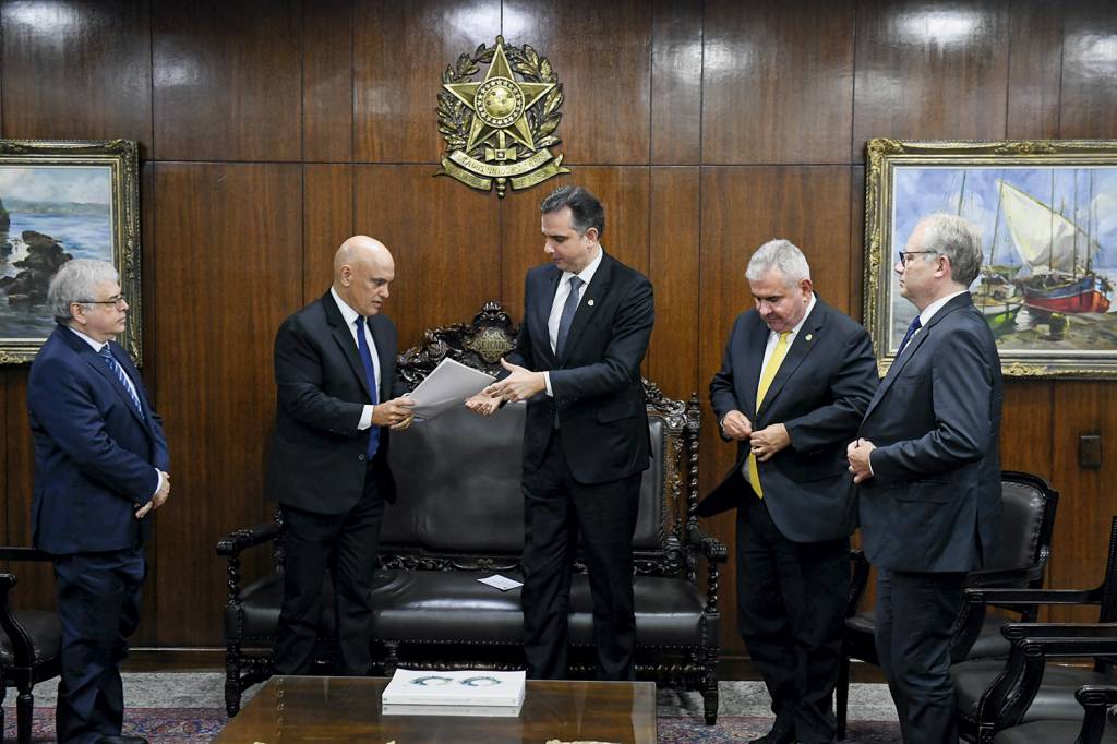 ALEXANDRE-MORAES-RODRIGO-PACHECO-SENADO-FAKE-NEWS-2023-4.jpg IDEIAS - Moraes e Pacheco: o presidente do TSE entregou ao Congresso sugestões que endurecem regras para plataformas