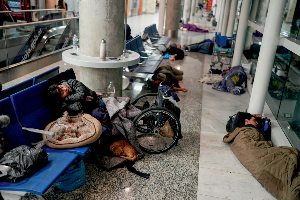NA MISÉRIA - Aeroparque: o aeroporto de Buenos Aires virou abrigo de moradores de rua