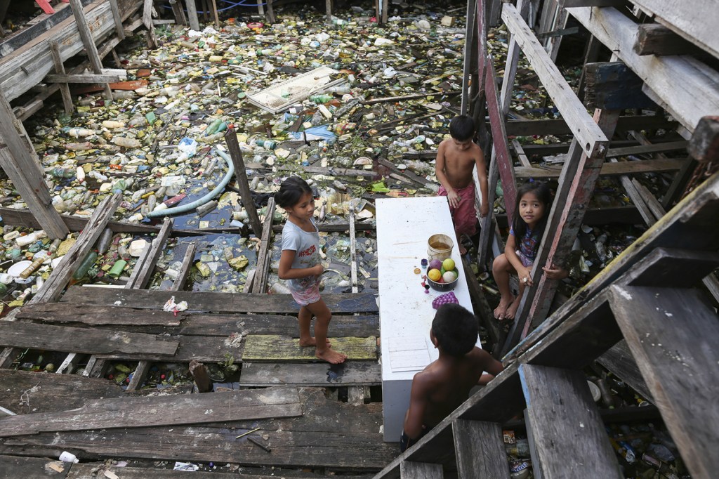 RECUO - A sujeira em Manaus: metade do país sem acesso ao saneamento