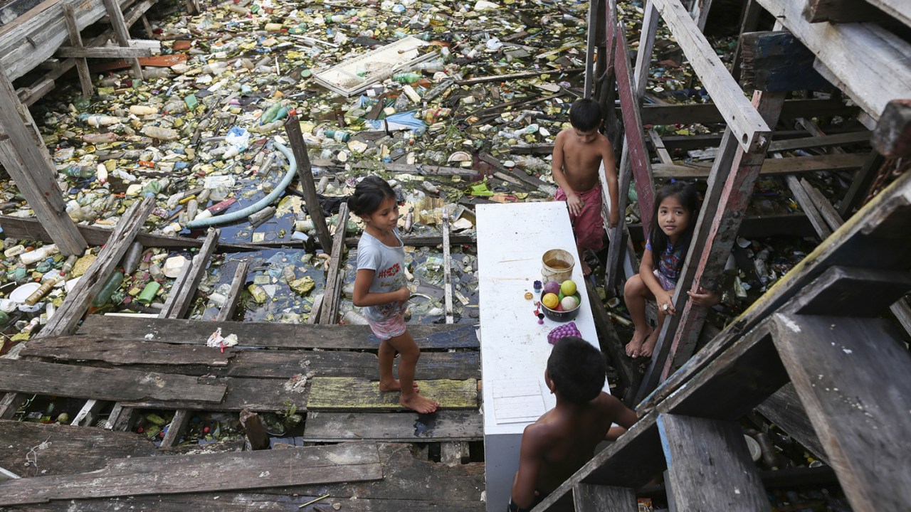 RECUO - A sujeira em Manaus: metade do país sem acesso ao saneamento