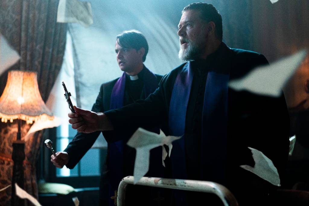 Russel Crowe e Daniel Zovatto como os padres Amorth e Esquibel em 'O Exorcista do Papa'