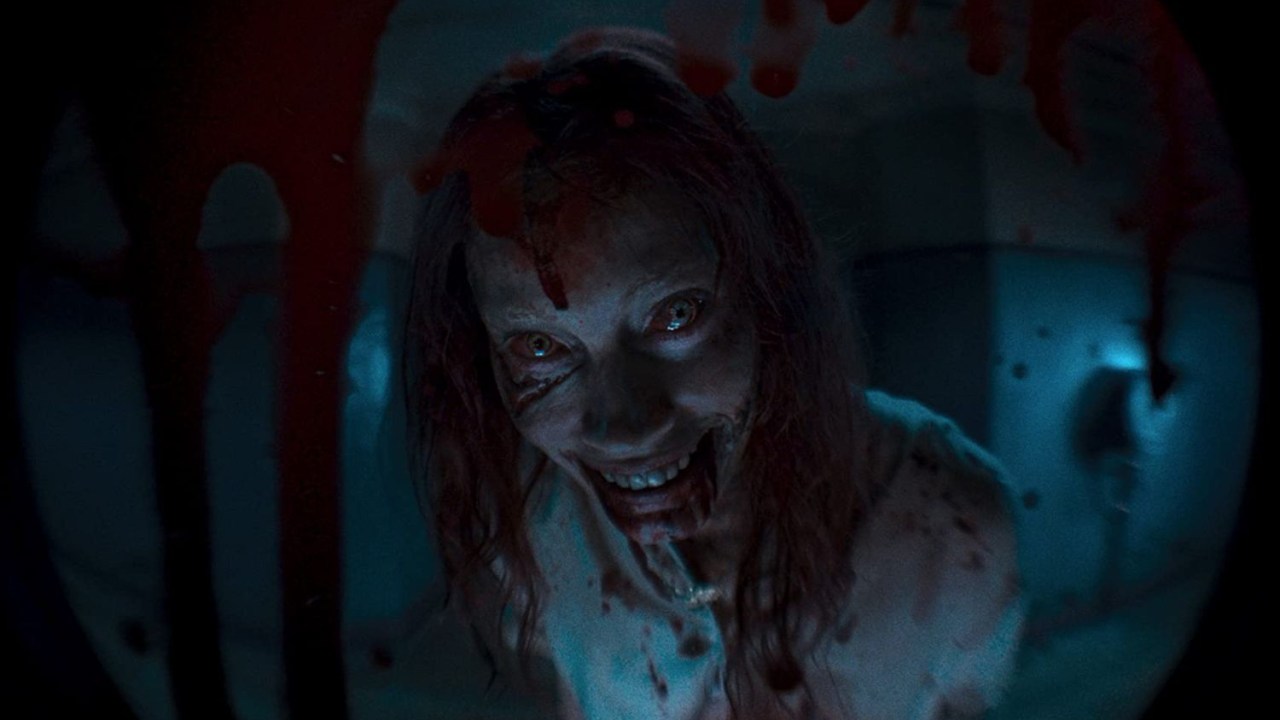 Alyssa Sutherland como a matriarca possuída Ellie em 'A Morte do Demônio: Ascensão'