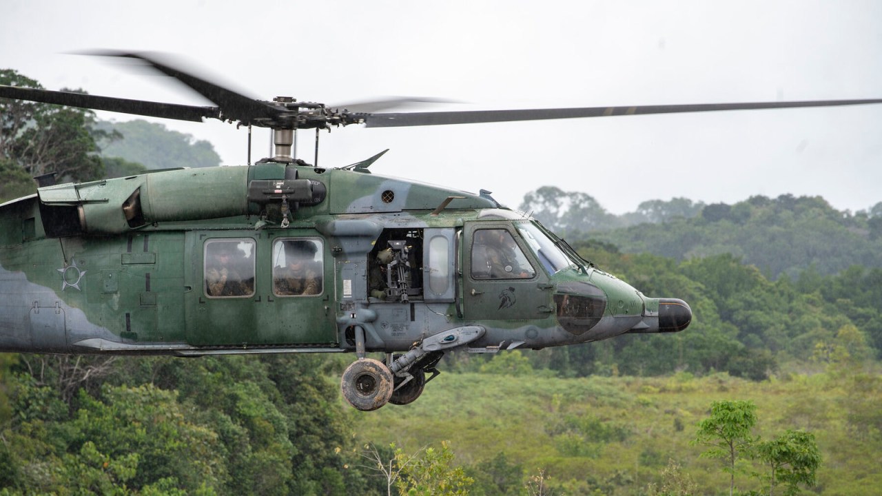Militar armado em helicóptero da FAB sobrevoa a Terra Indígena Yanomami