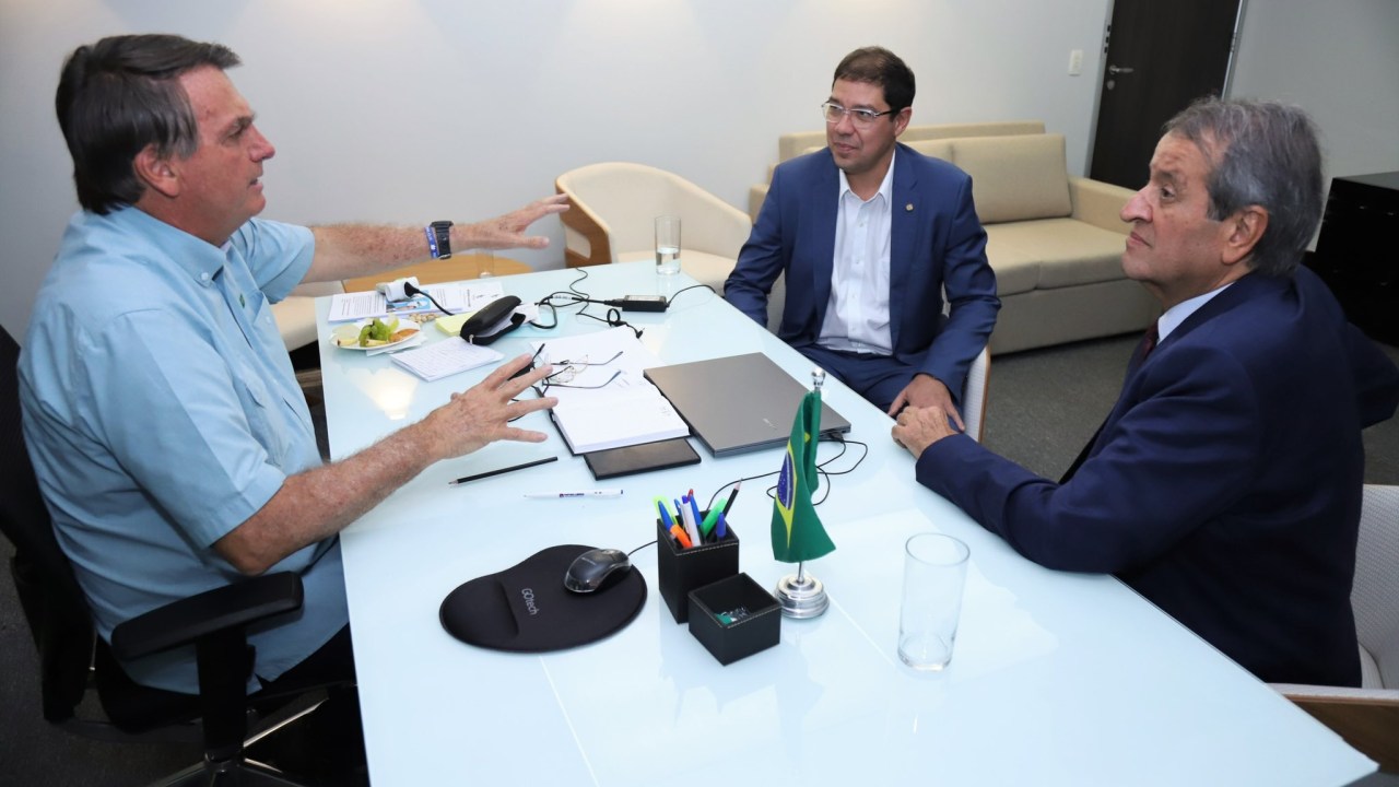 O ex-presidente Jair Bolsonaro conversa com o presidente nacional do PL, Valdemar Costa Neto, e com o deputado Altineu Côrtes, líder do partido na Câmara