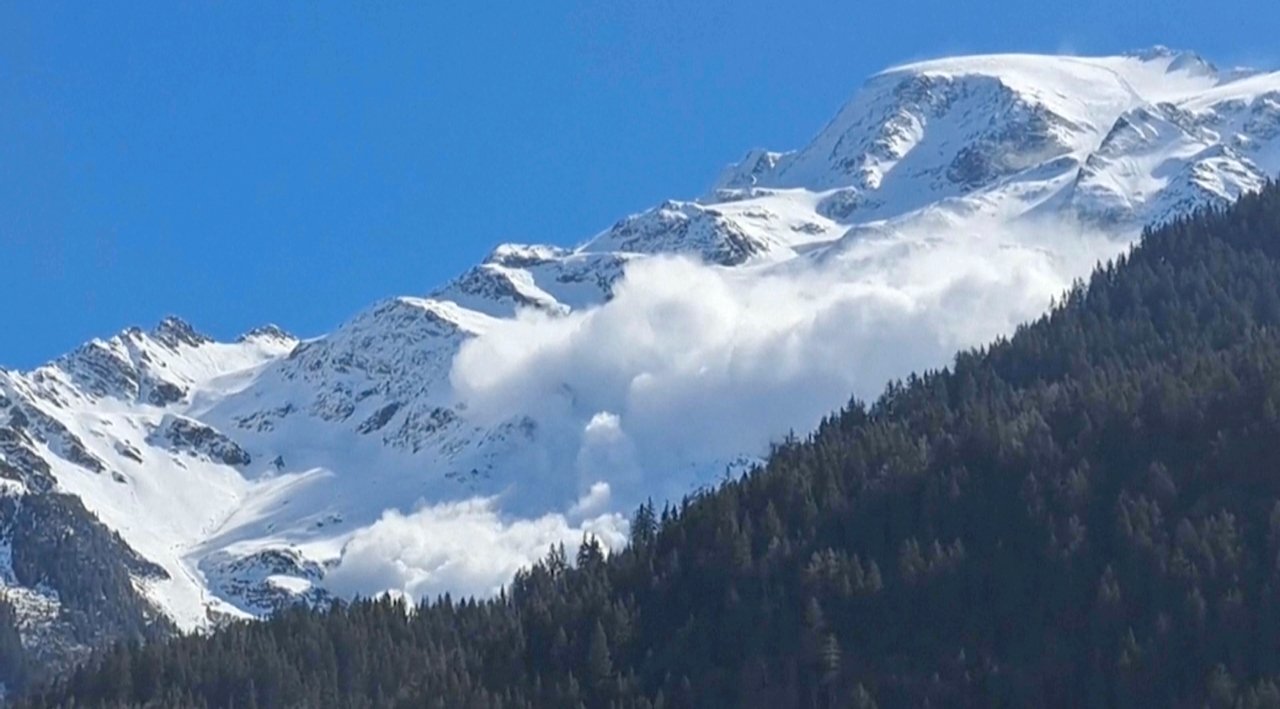 Avalanche nos Alpes franceses matou ao menos quatro pessoas que estavam esquiando na geleira Armancette, no sudeste da França. 09/04/2023 -
