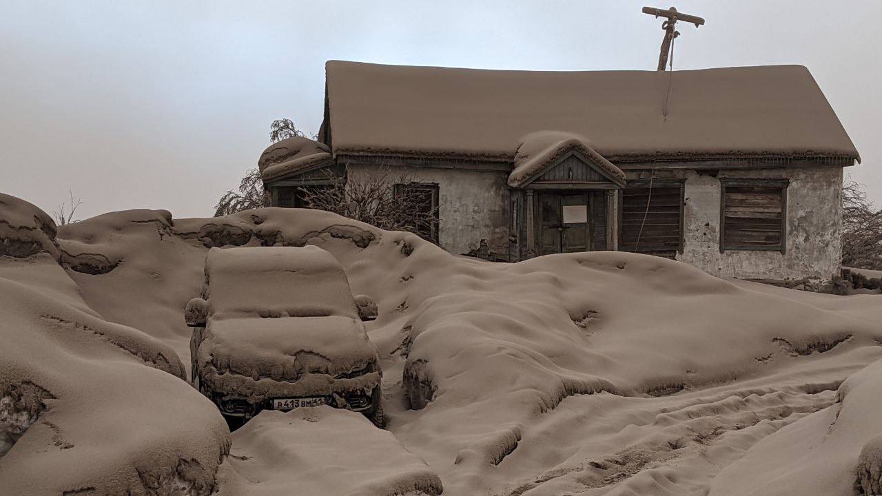 Aldeias em Kamchatka, no leste da Rússia, ficaram cobertas por uma camada de quase 10 cm de cinzas após erupção do vulcão Shiveluch. 11/04/2023 -