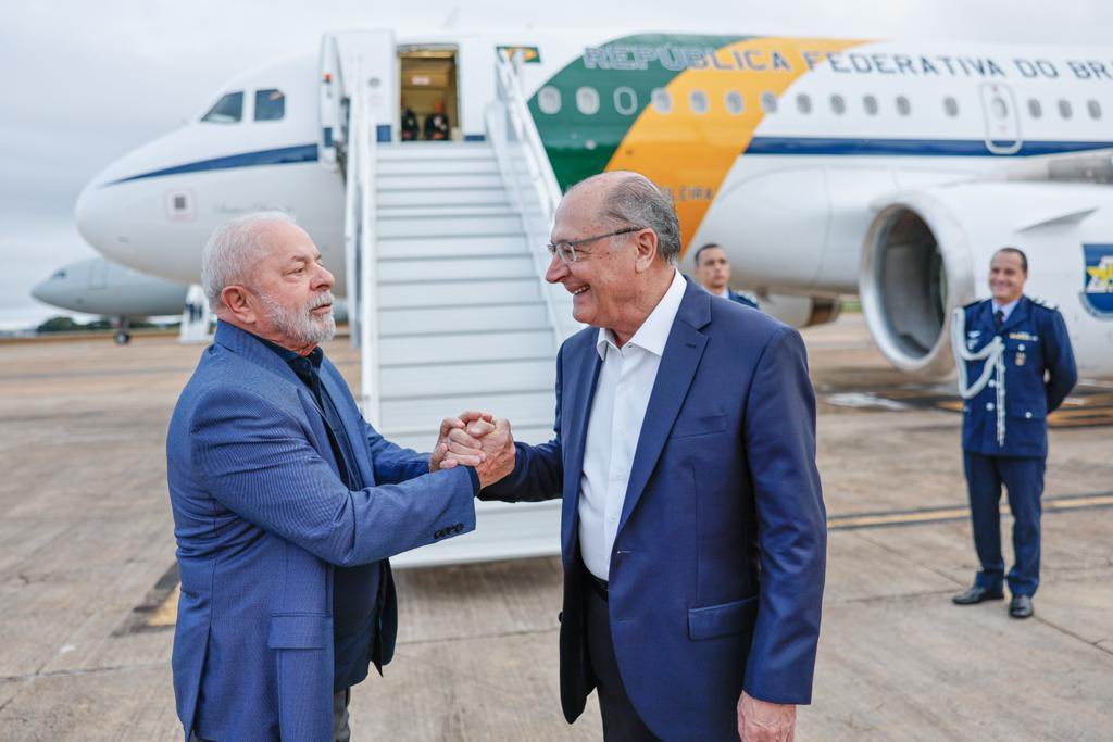 Presidente Luiz Inácio Lula da Silva (esq.) aperta mão do vice-presidente Geraldo Alckmin antes de embarcar em viagem à China. 11/04/2023 -