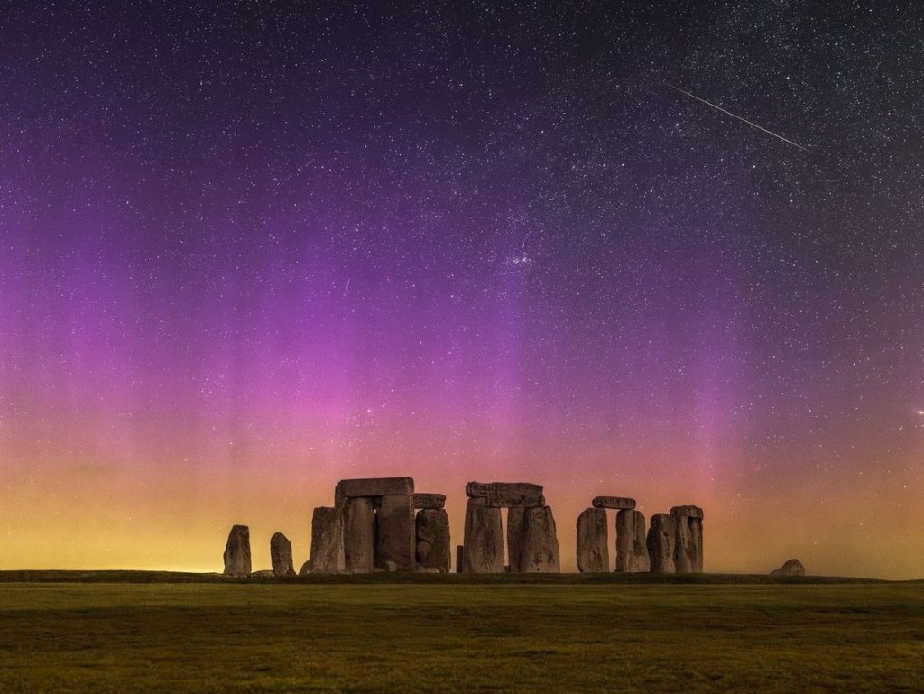Aurora boreal sobre Stonehenge, no Reino Unido, na madrugada do dia 24 de abril -