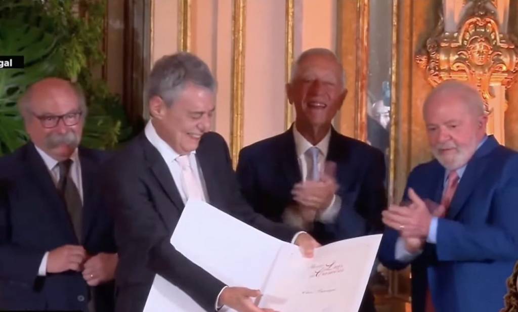 Presidente Lula (dir.) entrega Prêmio Camões para o cantor Chico Buarque (centro), em Portugal. 24/04/2023 -