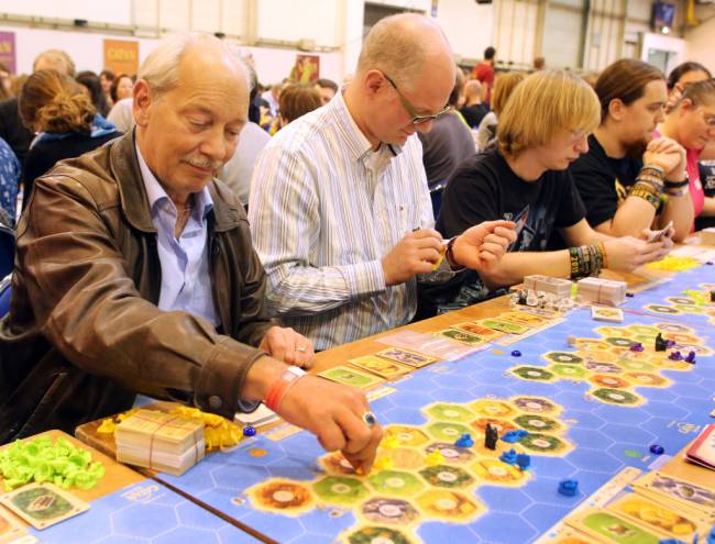 World record attempt ‘The Settlers of Catan’ Em 2015, Klaus Teuber participou da tentativa de estabelecer o recorde de mil jogadores simultâneos de Catan na feira de Essen, na Alemanha, a mais importante dos jogos de tabuleiro -