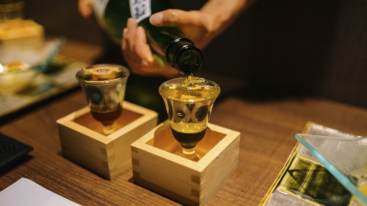 TRADIÇÃO - Barman serve a bebida em restaurante americano: deixar o copo transbordar é sinal de feliz abundância