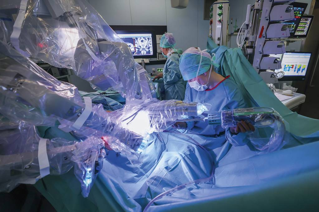 NA SAÚDE - Cirurgia com auxílio de robôs: tecnologia diminui grau de invasão e a possibilidade de erros humanos