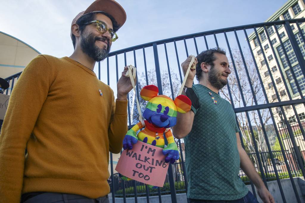 PRESSÃO - Protesto LGBT: funcionários exigem da Disney oposição a DeSantis