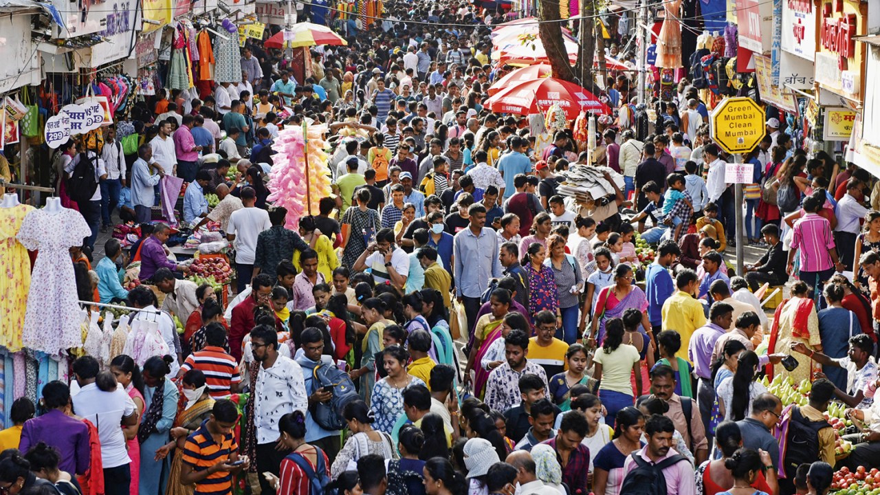 MULTIDÃO - Mercado de Mumbai: no pódio populacional, a Índia tira partido de um avanço demográfico planejado