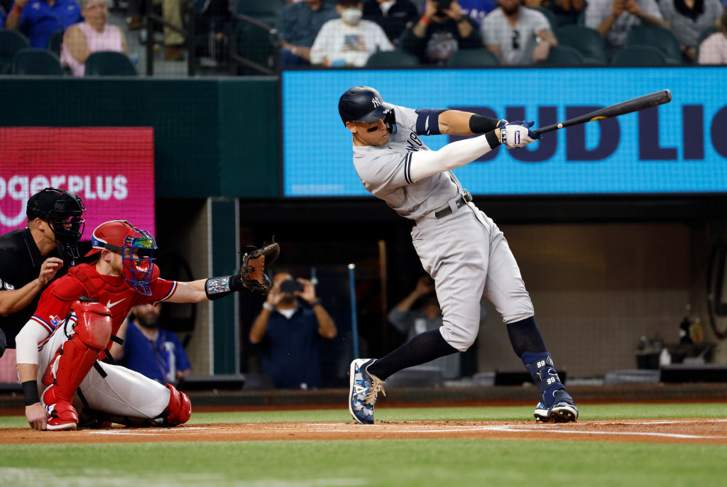 Aaron Judge, dos New York Yankees acerta seu 62º home run da temporada em partida contra os Texas Rangers -