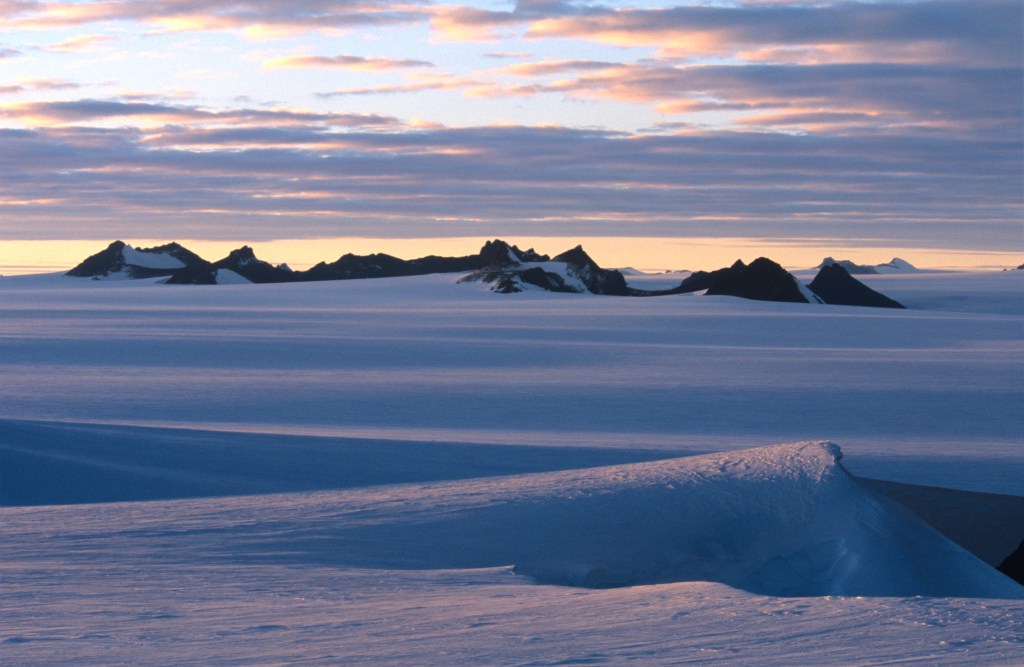 Imagem mostra os nunataks, tipo de rochas antárticas estudadas pelos pesquisadores -