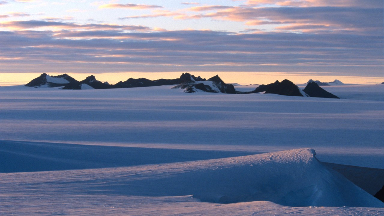 Imagem mostra os nunataks, tipo de rochas antárticas estudadas pelos pesquisadores -