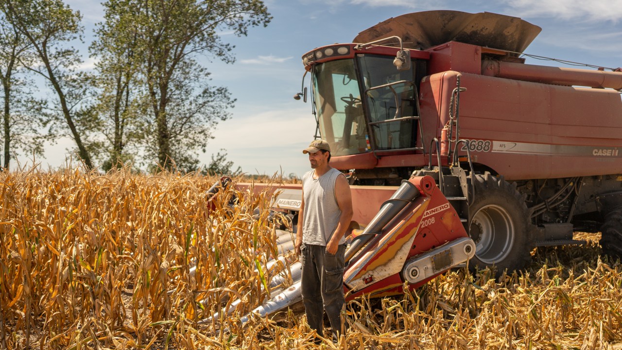 Seca histórica derruba produção agrícola em San Jerónimo del Sud, na Argentina: o fazendeiro José Braidotti observa a perda total de sua fazenda