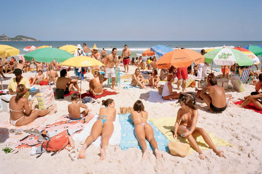 AQUI, NÃO - Praia de Copacabana: as exíguas tirinhas de tecido são obrigatórias