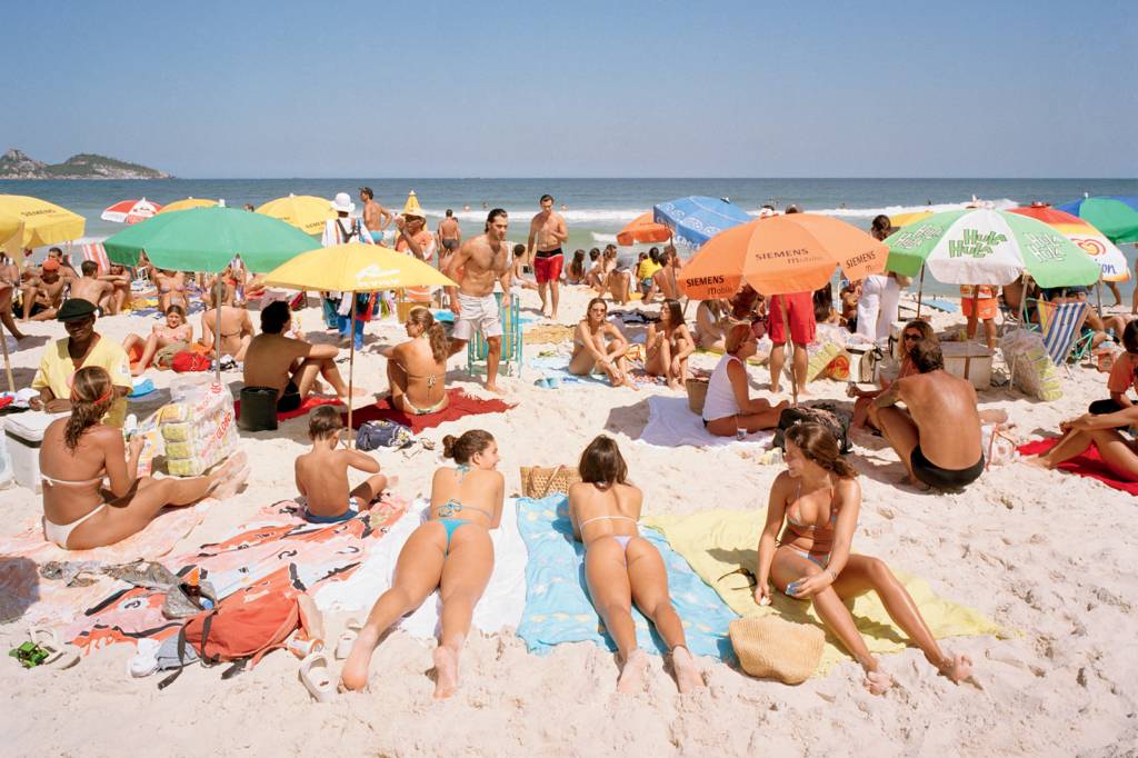 Brazil, Rio de Janairo, Copacabana Beach, people sunbathing AQUI, NÃO - Praia de Copacabana: as exíguas tirinhas de tecido são obrigatórias