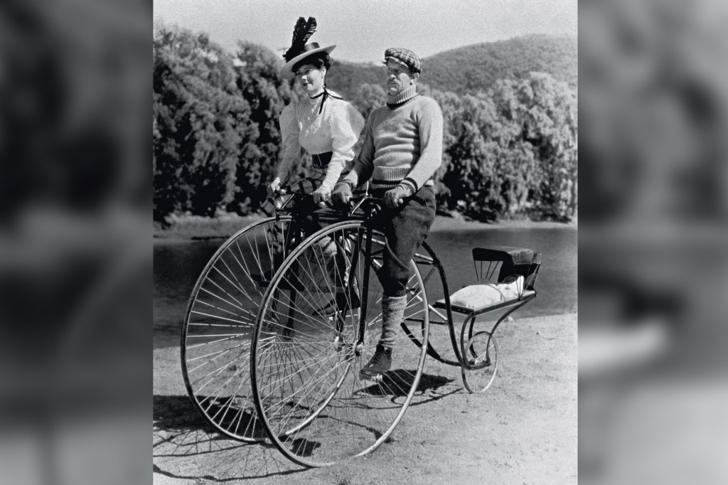 GÊNESE CURIOSA - curiosa  Casal europeu com um dos primeiros modelos em 1890: precursor da bicicleta moderna
