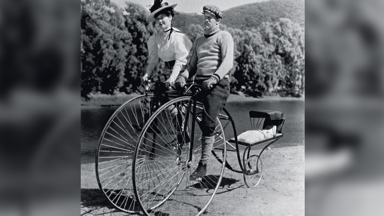 GÊNESE CURIOSA - curiosa  Casal europeu com um dos primeiros modelos em 1890: precursor da bicicleta moderna