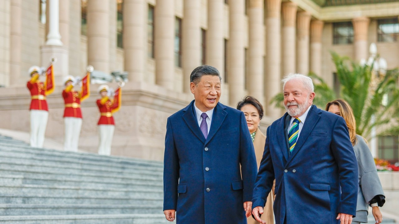 Presidente da China, Xi Jinping (esq.), recebe o presidente Lula do lado externo do Grande Salão do Povo, em Pequim. 14/04/2023 -