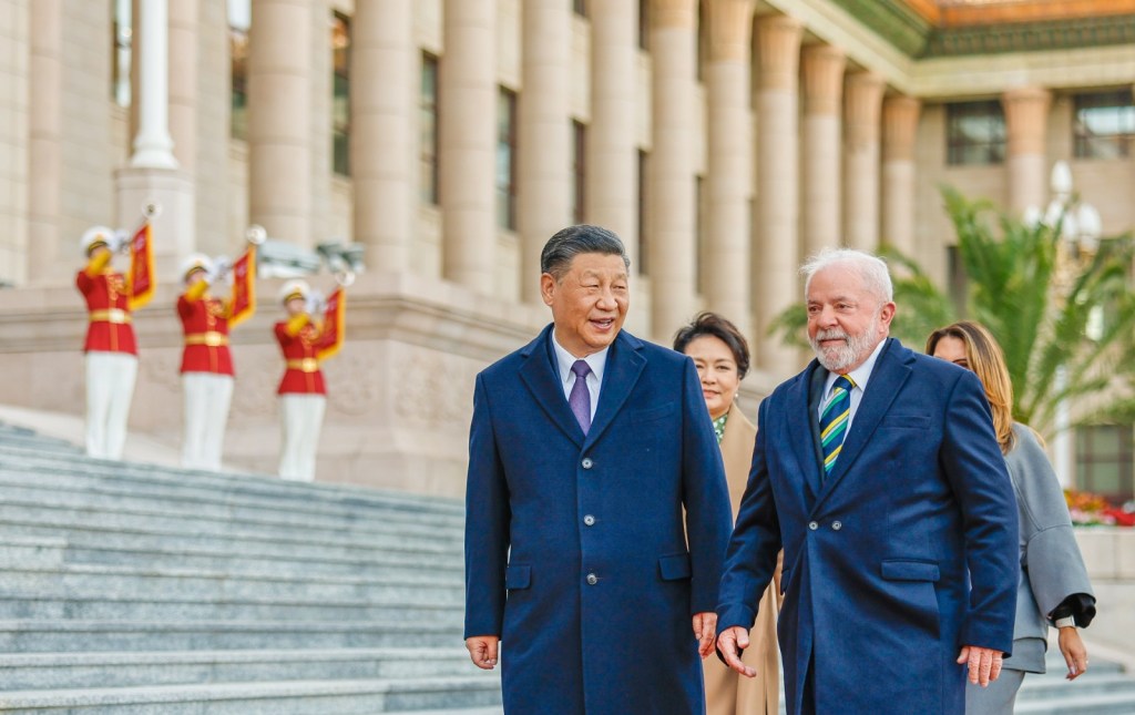 Presidente da China, Xi Jinping (esq.), recebe o presidente Lula do lado externo do Grande Salão do Povo, em Pequim. 14/04/2023 -