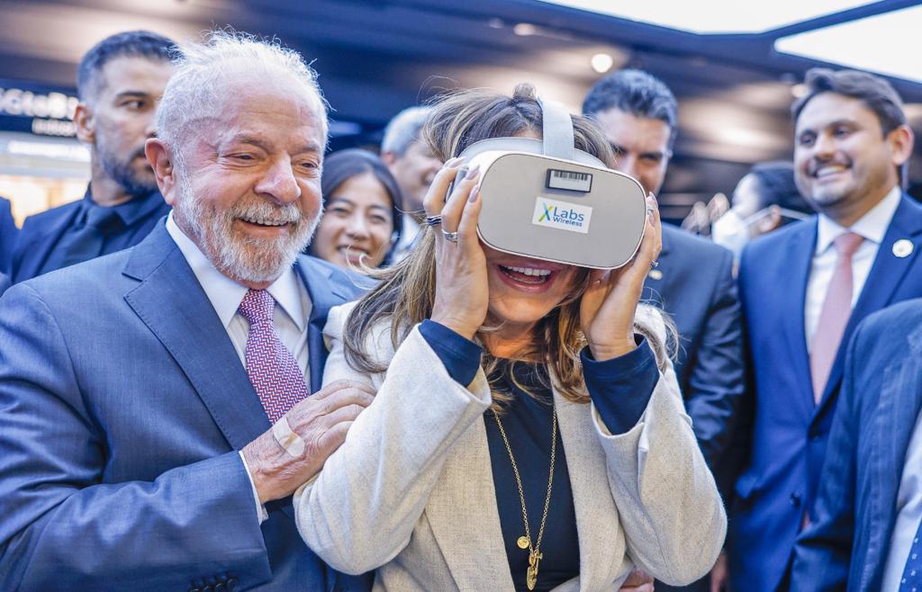 Presidente Lula (esq.) e a primeira dama Janja visitam centro de pesquisas da gigante Huawei e experimentam óculos de realidade aumentada. 13/04/2023 -