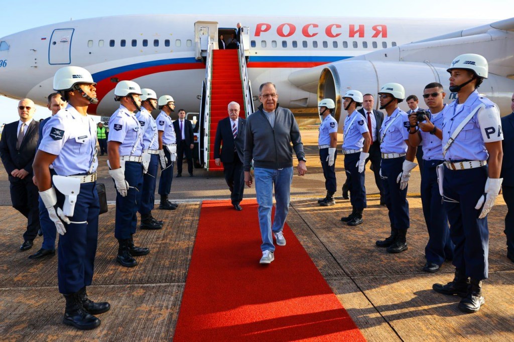 O chanceler russo, Sergei Lavrov (centro) chega a Brasília para encontro com autoridades diplomáticas brasileiras. 17/04/2023 -