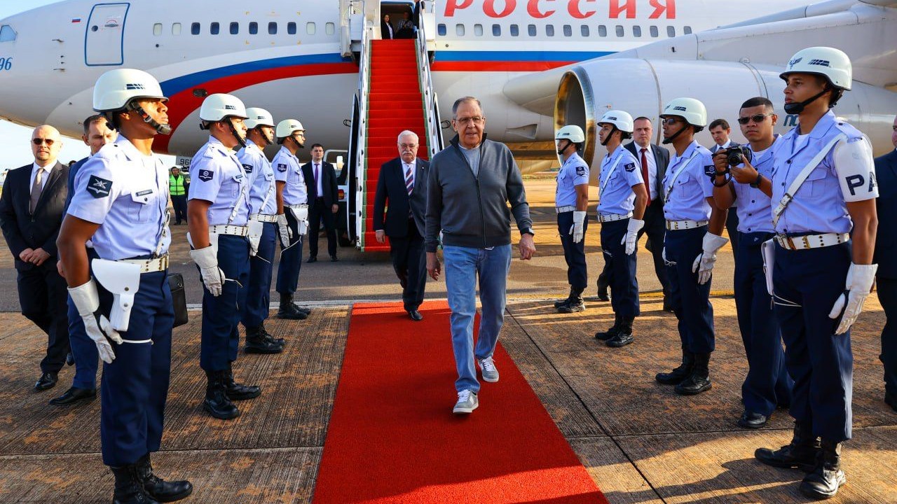 O chanceler russo, Sergei Lavrov (centro) chega a Brasília para encontro com autoridades diplomáticas brasileiras. 17/04/2023 -