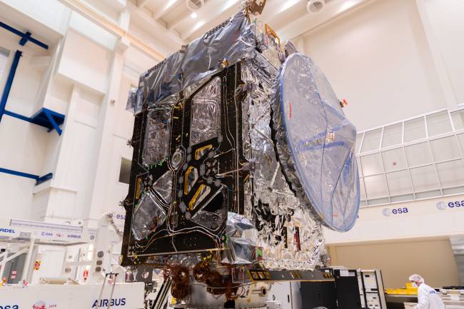 O Júpiter Icy Moons Explorer da ESA, Juice, sendo instalado em um 'carrinho multifuncional' na sala limpa Rosetta no Centro Europeu de Pesquisa e Tecnologia Espacial, ESTEC na Holanda em 30 de abril
