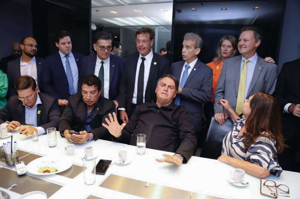 JAIR-BOLSONARO—PL-2023-3-EFE-a.jpg DE VOLTA - Bolsonaro, com correligionários: pessimismo a respeito do TSE
