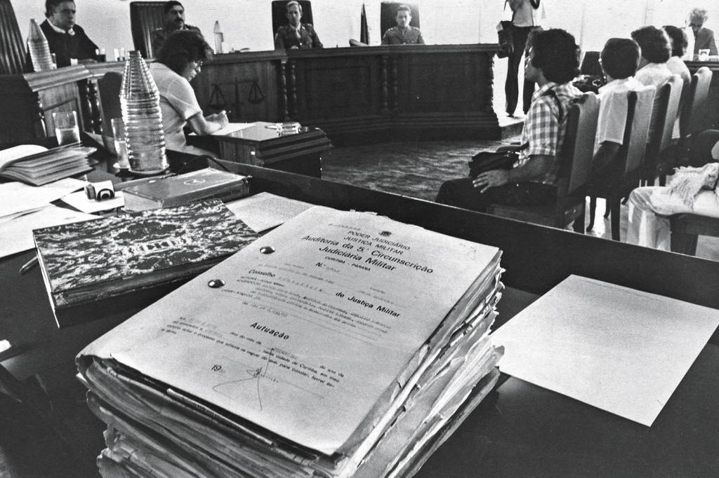 PASSADO SOMBRIO - Sessão do tribunal militar na ditadura: poucas punições